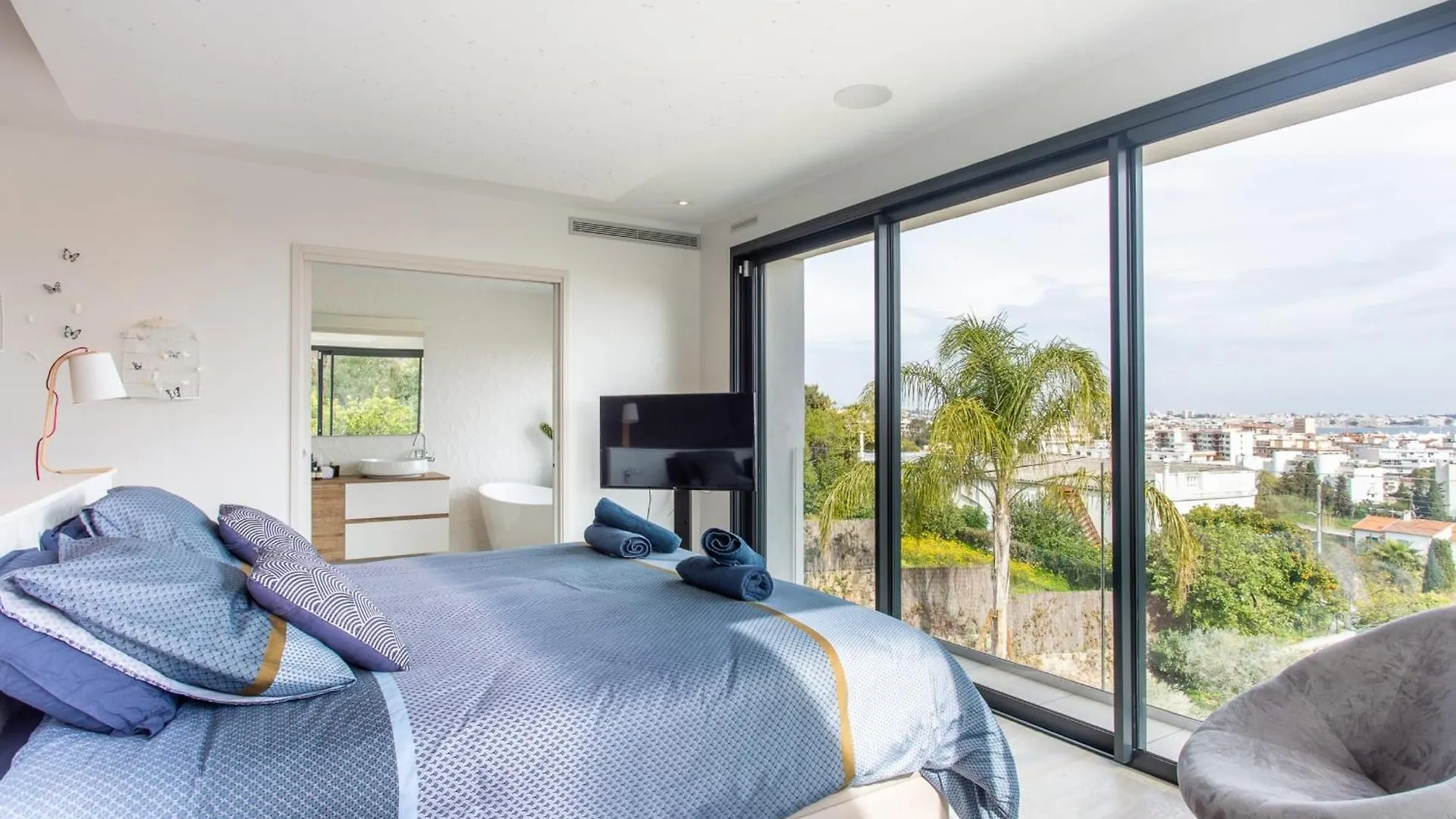 Golfe-Juancannes Modern 3-Bedroom Villa With Swimming Pool And Sea View Vallauris