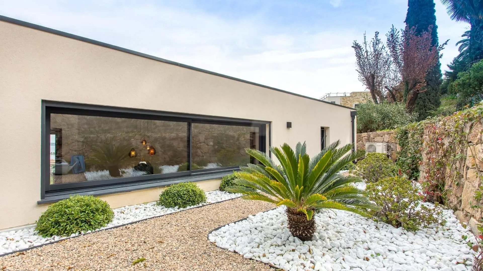 Golfe-Juancannes Modern 3-Bedroom Villa With Swimming Pool And Sea View Vallauris