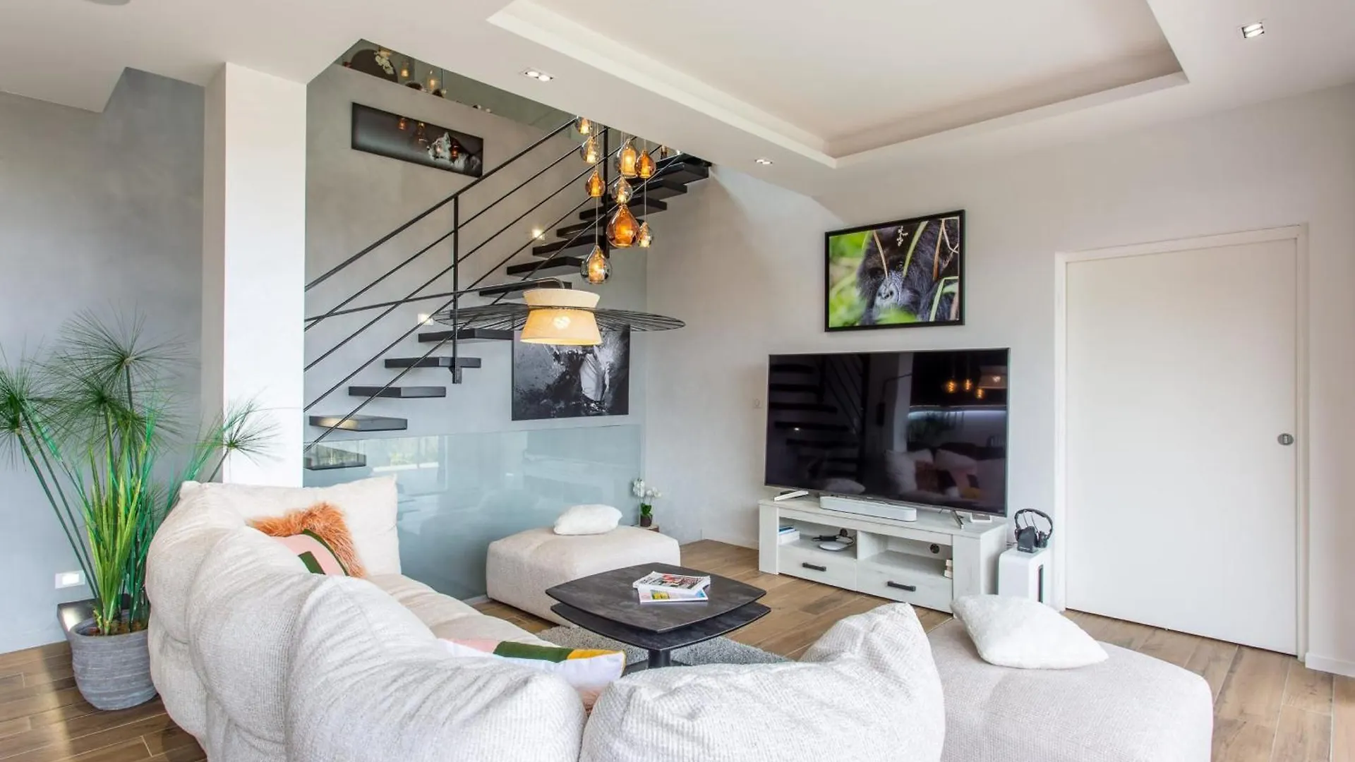 Golfe-Juancannes Modern 3-Bedroom Villa With Swimming Pool And Sea View Vallauris