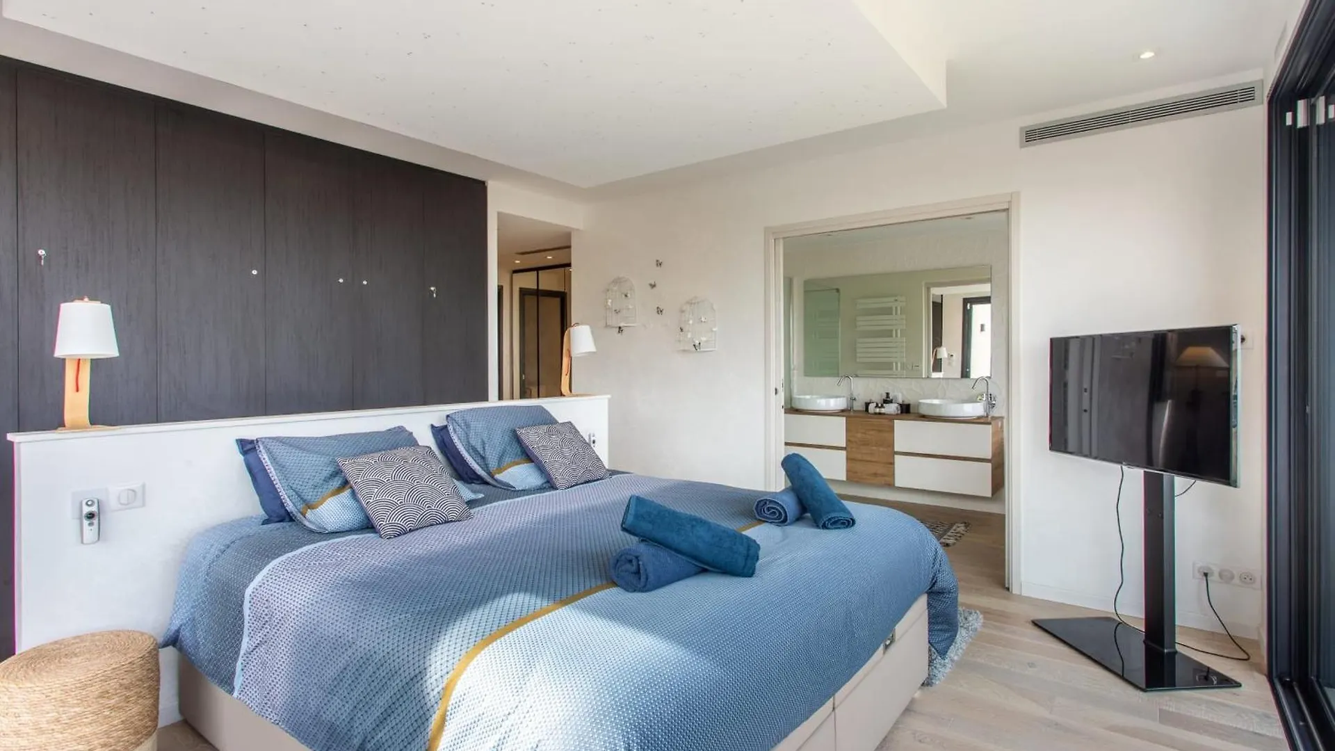 Golfe-Juancannes Modern 3-Bedroom Villa With Swimming Pool And Sea View Vallauris France