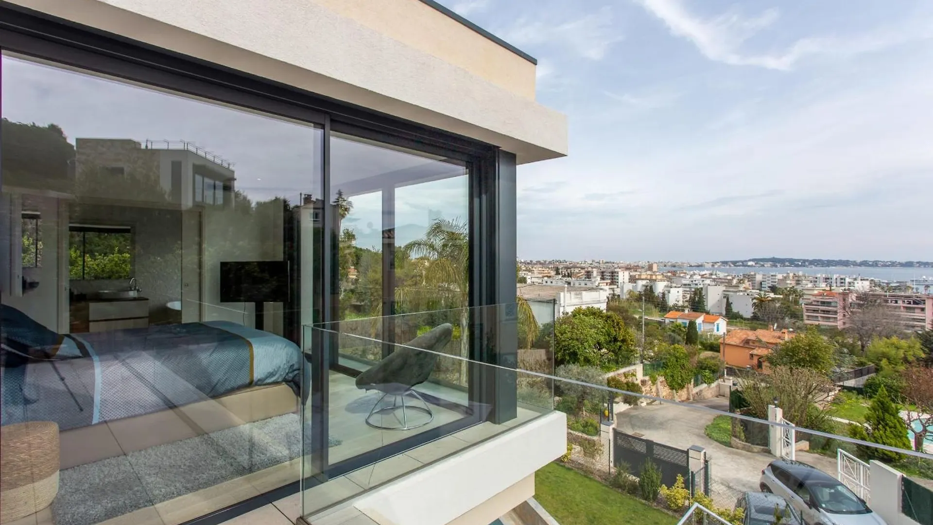 Golfe-Juancannes Modern 3-Bedroom Villa With Swimming Pool And Sea View Vallauris